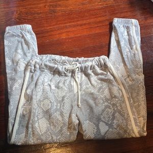 Super soft sweatpants with print and white lines on side